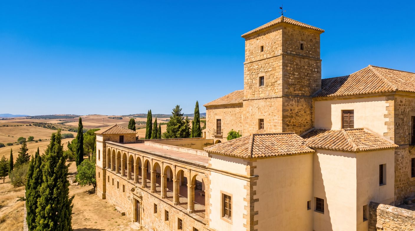 Hacienda histórica de piedra con torre y mirador sobre el paisaje de Trujillo